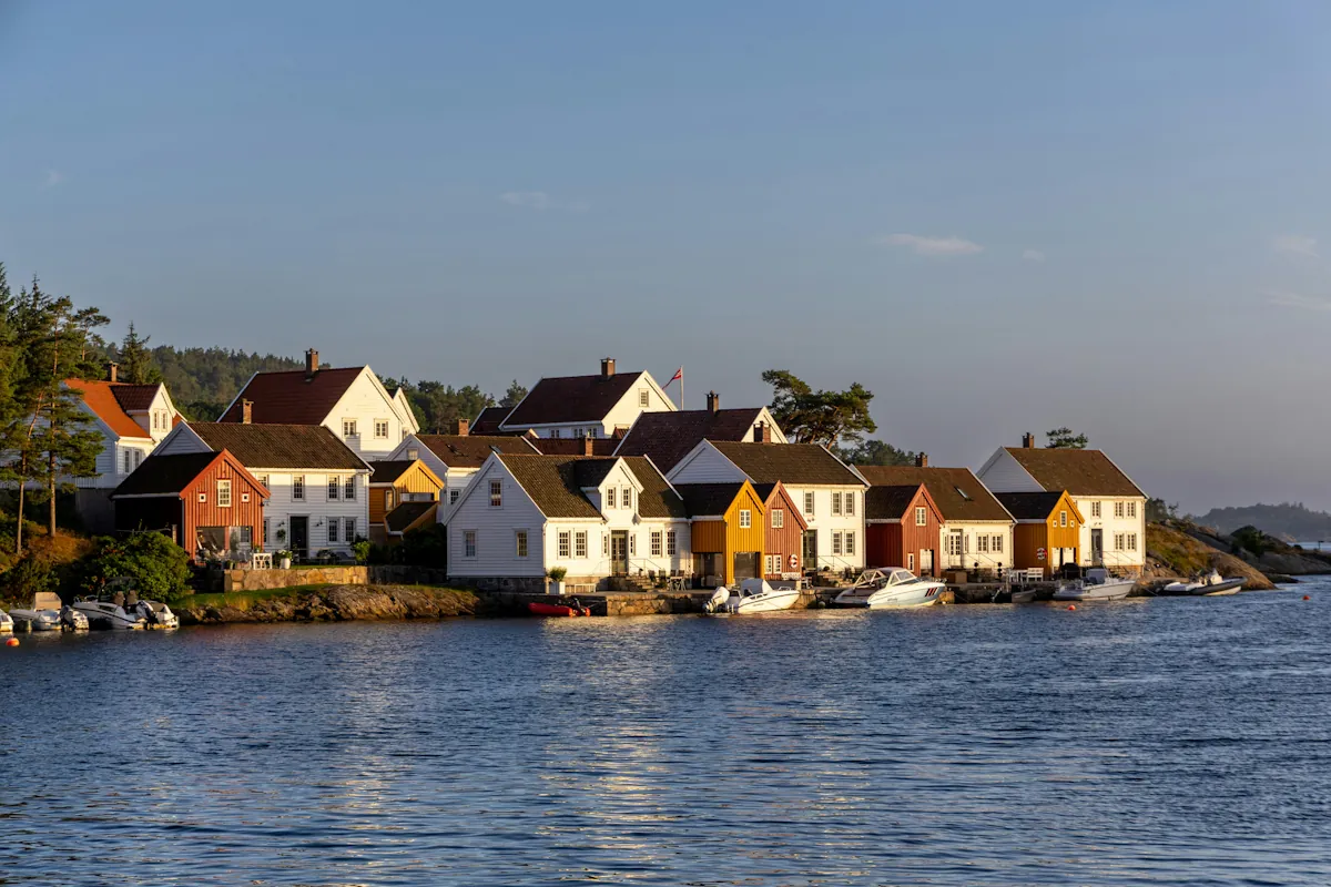 Kristiansand i södra Norge med kustnära bebyggelse och omgivande natur som illustrerar regionala skillnader mellan södra och norra Norge som påverkar dieselpris och bränslekostnader.
